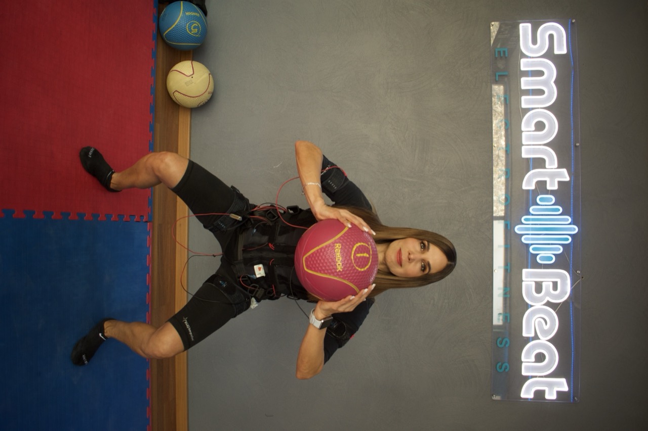 woman-doing-exercise-on-a-machine-in-a-gym