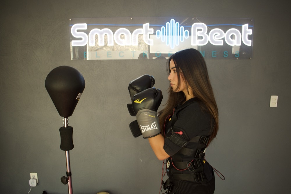 woman-doing-exercise-on-a-machine-in-a-gym